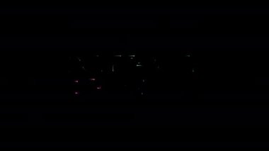 Nesnenin interneti siyah soyut arkaplan üzerinde parlak neon lazer metin canlandırma efekti.
