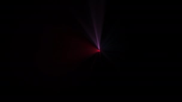 ピンクの赤い光学レンズはプロジェクト スクリーンのオーバーレイのための黒い抽象的な背景の光のアニメーション アートを輝かせます 照明ランプの光線効果動的で明るいビデオ — ストック動画