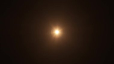 Döngü merkezi dönen altın ışınlar, optik mercek ışıkları, siyah soyut arka planda parlak animasyon sanatı. Lamba ışınları dinamik, parlak video görüntülerini etkiler. Altın parıldayan yıldız optik ışık hareketi.