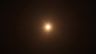 Döngü merkezi dönen altın ışınlar, optik mercek ışıkları, siyah soyut arka planda parlak animasyon sanatı. Lamba ışınları dinamik, parlak video görüntülerini etkiler. Altın parıldayan yıldız optik ışık hareketi.