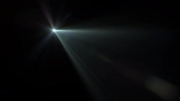 五彩斑斓的光学镜头在黑色的抽象背景上闪烁着闪光的光芒 爆发出动画艺术 灯光对动态明亮视频画面的影响 — 图库视频影像