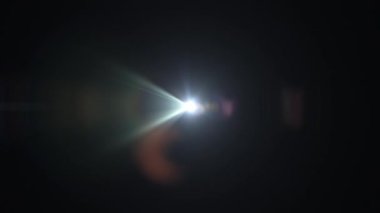 Soyut merkez, çok renkli ışıltılı optik lens, siyah arkaplanda parlayan ışık animasyonu 