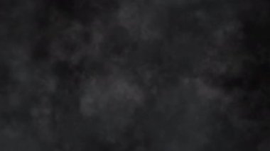 Soyut, pürüzsüz, beyaz duman bulutu akışı, ekran projesi için siyah bir arkaplanda soldan sağa hareket ediyor. Gizem, korku, Cadılar Bayramı ortamı için sinematik animasyon arka planı 