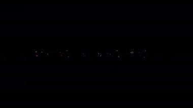 Siyah soyut arkaplan üzerinde kuantum mekaniği renkli neon lazer metin canlandırma efekti.