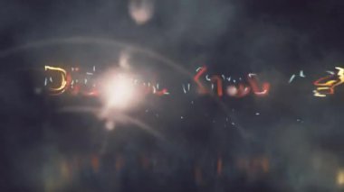 Biliyor musun, altın renkli lazer metninde altın bokeh ve parlak ışık efektleri var. Siyah soyut arka plan üzerinde sinematik başlık animasyonu.