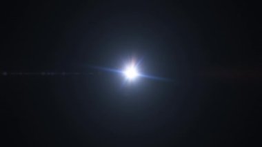 Ekran projesi örtüşmesi için siyah soyut arkaplan üzerinde ışık döndürme animasyonu parlayan renkli parlayan yıldız optik ışıltısı. Lamba ışınları dinamik, parlak video görüntülerini etkiler. 