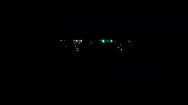 Siyah arkaplanda soyut NFT renkli neon lazer hatası metin efekti animasyon sinemasal başlığı  