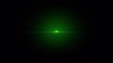 Döngü merkezi yanıp sönen yeşil yıldız ışınları, optik mercek ışıkları, uzun kollu animasyon sanatı, siyah soyut arka planda parlıyor. İzole alfa kanalı Quicktime Proress444