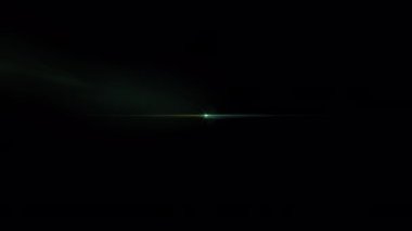 Döngü merkezi yanıp sönen yeşil yıldız ışınları, optik mercek ışıkları, uzun kollu animasyon sanatı, siyah soyut arka planda parlıyor. İzole alfa kanalı Quicktime Proress444