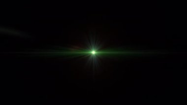 Merkez yeşil yıldız ışınları optik mercek parlamaları siyah soyut arkaplan üzerinde uzun kol animasyonu sanatı parlatmaktadır. Alfa Kanalı 444 'ü izole edin.