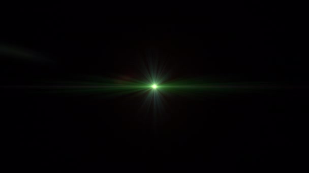 中心の光沢のある緑の星の光線は黒い抽象的な背景の光学レンズのフレアの長い腕のアニメーション アートを輝かせます アルファ チャンネルを分解して下さい 444 — ストック動画