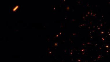 Siyah soyut arkaplanda parlayan alev parçacıkları, projeniz için şeffaf alfa kanallı kıvılcımlar oluşturabilir. 4K 3D ateşli turuncu parlayan kor yanan kül parçacıklarının animasyonu.