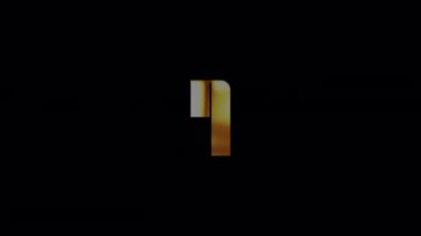 Yedi Numaralı Altın Parlak Işık Hareketi kara soyut arkaplan üzerine metin animasyonu. Reklam konseptini tanıt QuickTime Alpha Channel 444 'ü kullanarak izole et