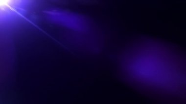 Üst sol üst mavi ptikal lens döngüsü siyah soyut arkaplanda ışık saçar. 4K güzel beyaz ışık efektleri sol üstte hareket ediyor. 