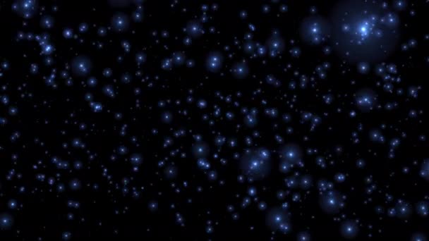 环行动漫闪烁着蓝色的恒星粒子落在黑色抽象的背景上 燃烧粉煤灰颗粒的炽热的蓝色发光飞焰动画 — 图库视频影像