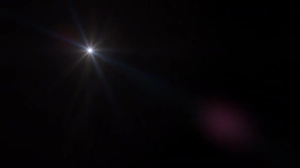 摘要彩色光学镜头在黑色背景下闪烁着闪光的爆裂动画 4K无缝隙环动态明亮的星光效应 — 图库视频影像