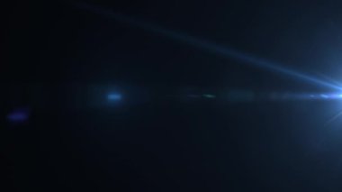 Soyut merkez mavi optik lens, siyah arkaplan üzerinde soldan sağa hareket eden ışık parlamasını parlatıyor