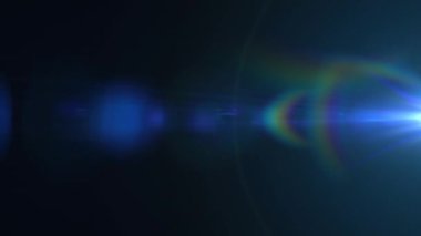 Soyut merkez mavi optik lens, siyah arkaplan üzerinde soldan sağa hareket eden ışık parlamasını parlatıyor