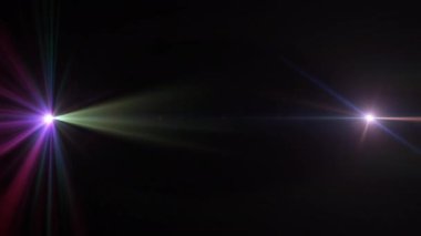 Soyut altın rengi optik mercek parlamaları, ekran projesi kaplaması için siyah arkaplanda soldan sağa hareket eden ışık hareketi animasyonunu parlatıyor. 4K kusursuz döngü dinamik kinetik parlak yıldız ışınları 