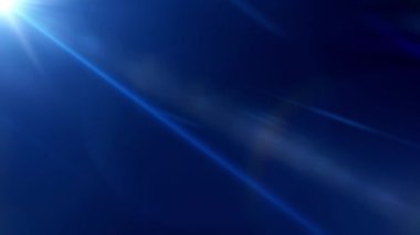 Sol üstteki mavi optik lens, siyah soyut arkaplanda parlak ışık saçar. 4K güzel mavi spot ışıkları sol üstte hareket ediyor. parlayan ışıklar. Parlak ışık merceği parlıyor.