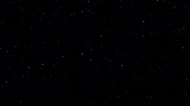 Kıvılcımlar saçan toz parçacıkları siyah arka planda parlıyor. 4K 3D animasyon parlayan kor yanan kül parçacıkları..