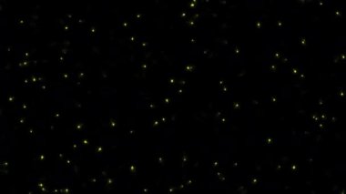 Animasyon döngüsü sarı parlak yeşil parçacıklar siyah soyut arka planda yukarı doğru akar. Alevli, parlayan, yanan kül parçacıklarının animasyonu.
