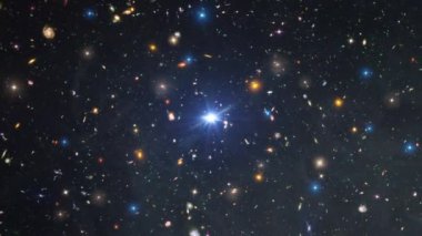 Çeşitli çağlardan 10000 galaksiye uzay yolculuğu. Evren tekilliğindeki bir uzay galaksisinde Büyük Patlama 'nın 3 boyutlu yansıması. Uzay, Gökadalar, Bulutsular, NASA görüntüsüne dayanan yıldızlı soyut bilim kurgu videosu.