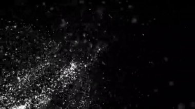Animasyon beyaz toz parçacıkları siyah soyut arkaplan üzerinde sol alttan sağ üstte hareket akar.