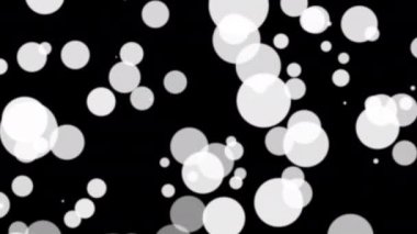 Animasyon döngüsü beyaz bokeh parçacıkları siyah soyut arkaplanda sağa doğru akar. Alevli, beyaz, parlayan, yanan kül parçacıklarının canlandırması.