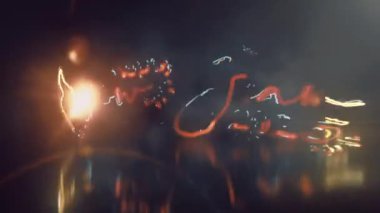 2025 Mutlu Yıllar altın parıltısı neon lazer metin animasyonu havai fişek efekti ile siyah soyut arkaplan üzerinde sinematik başlık.