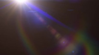 Soyut optik mercek parlamaları, ışık ışınlarını siyah arkaplanda üst soldan sağa soyut bir şekilde hareket ettirir. 4K güzel mavi spot ışıkları sol üstte hareket ediyor. parlayan ışıklar. Parlak ışık merceği parlıyor.