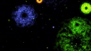 Animasyon döngüsü, siyah soyut arkaplana düşen parlak yeşil mavi sarı parçacıkları patlatır. Alevli, mavi, sarı, parlayan, yanan közün animasyonu. 