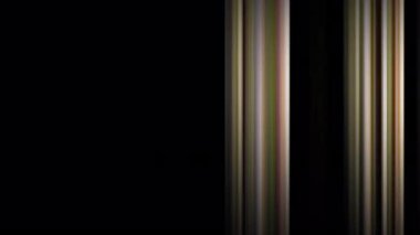 Siyah soyut arkaplan üzerinde hareket eden animasyon döngüsü çok renkli dikey çizgiler