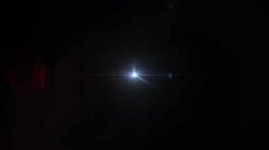 Soyut merkez beyaz mavi güzel yıldız optik parlaklığı parlak ışık ışını ekran projesi için siyah arkaplan üzerinde döndürme animasyonu