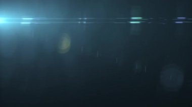 Ekran projesi üzerine siyah arkaplan üzerinde sol üstten alta hareket eden soyut titreşimli mavi işaret fişeği ışığı. 