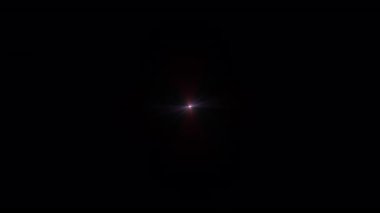 Merkezde dönen pembe kırmızı yıldız ışıkları ışıltılı optik mercek ışıltıları siyah soyut arkaplan üzerinde parlak animasyon sanatı ekran projesi örtüsü için. Işıklandırma lambası etkisi dinamik parlak video