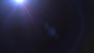 Soyut titreşimli mavi parlak ışık siyah arkaplan üzerinde sol üstten sağ üste hareket ediyor. 