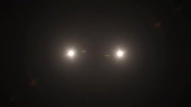 Soyut döngü altın yıldız optik ışık mercekleri siyah arka planda yanıp sönen animasyonlar. 4K kusursuz döngü dinamik parlak yıldız ışığı etkisi. Yıldız ışığı çizgileri.
