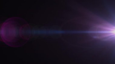 Soyut döngü mavi parlak optik lens parlaklığı siyah arkaplan üzerinde orta sağ taraftan ışık animasyonu.