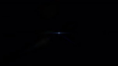 Soyut merkez mavi parlayan optik lens, ekran projesi için siyah arkaplan üzerinde ışık animasyonu oluşturur. 4K dinamik kinetik parlak yıldız ışığı etkisi. Yıldız ışığı çizgileri.