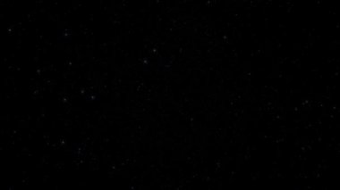 Parlak beyaz yıldız parçacıkları kara zemin üzerinde soyut uzay seyahati animasyonu. Uzay, solucan deliği zaman tünelinden geçiyor. Sonsuz siber teknoloji girdap akışı 