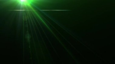 Döngü yeşil optik mercek parlamaları parlayan ışık patlamaları ekran projesi için siyah arkaplan üzerinde üst soldan sağa soyut hareket ediyor. 4K güzel yeşil spot ışıkları sol üstte hareket ediyor. parlayan ışıklar. Parlak ışık merceği parlıyor.