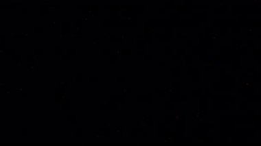 Soyut animasyon döngüsü turuncu yıldız parçacıkları siyah arkaplanda akar. 4K 3D kusursuz altın halkalı bokeh parçacıkları havada uçuşuyor..