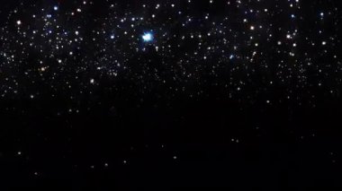 Parlak mavi altın yıldız parçacıkları siyah soyut arkaplan üzerine düşen animasyonlar. Alevli mavi altın parlayan kor yanan kül parçacıklarının animasyonu.