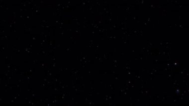 Döngü animasyonu beyaz mavi toz yıldızı parçacıkları siyah soyut arka planda akar. Alevli, yeşil, parlayan, yanan kül parçacıklarının canlandırması.