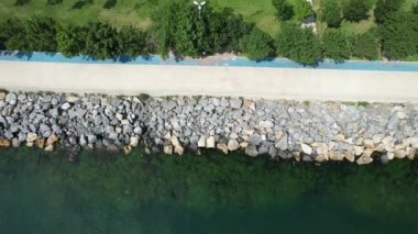 Halk parkı, deniz kenarındaki hava parkı ve temiz ağaçlar.