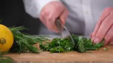Maydanoz doğrama, şef bıçakla maydanoz doğrama.