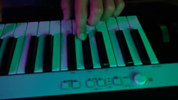 五彩缤纷的派对音乐和钢琴键盘 — 图库视频影像