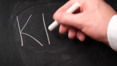 Tahtaya yazı yazan çocuk, çocuk öğrenci, el yazısı.
