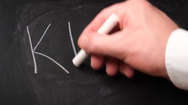 Tahtaya yazı yazan çocuklar, çocuk öğrenciler, el yazısı.